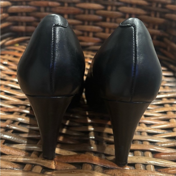 Clarks Indigo Women's Black Leather Comfort Platform
Classic Pump Heels 6 - Picture 8 of 16